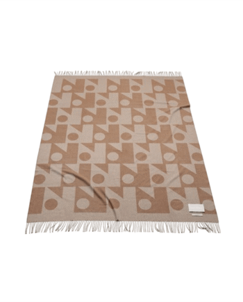 Formarkivet Repeat Logo Tæppe Lys Taupe Karamel Brun