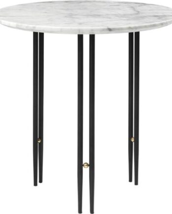 Gubi Ioi Sofabord Rundt ø50 Cm Med Sort Base Og Hvid Carrara Marmor Top