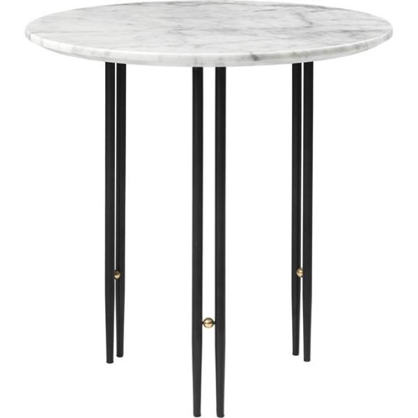 Gubi Ioi Sofabord Rundt ø50 Cm Med Sort Base Og Hvid Carrara Marmor Top