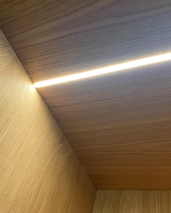 Indfræsning Af Led Lysbånd   Just Wood Baristaskab