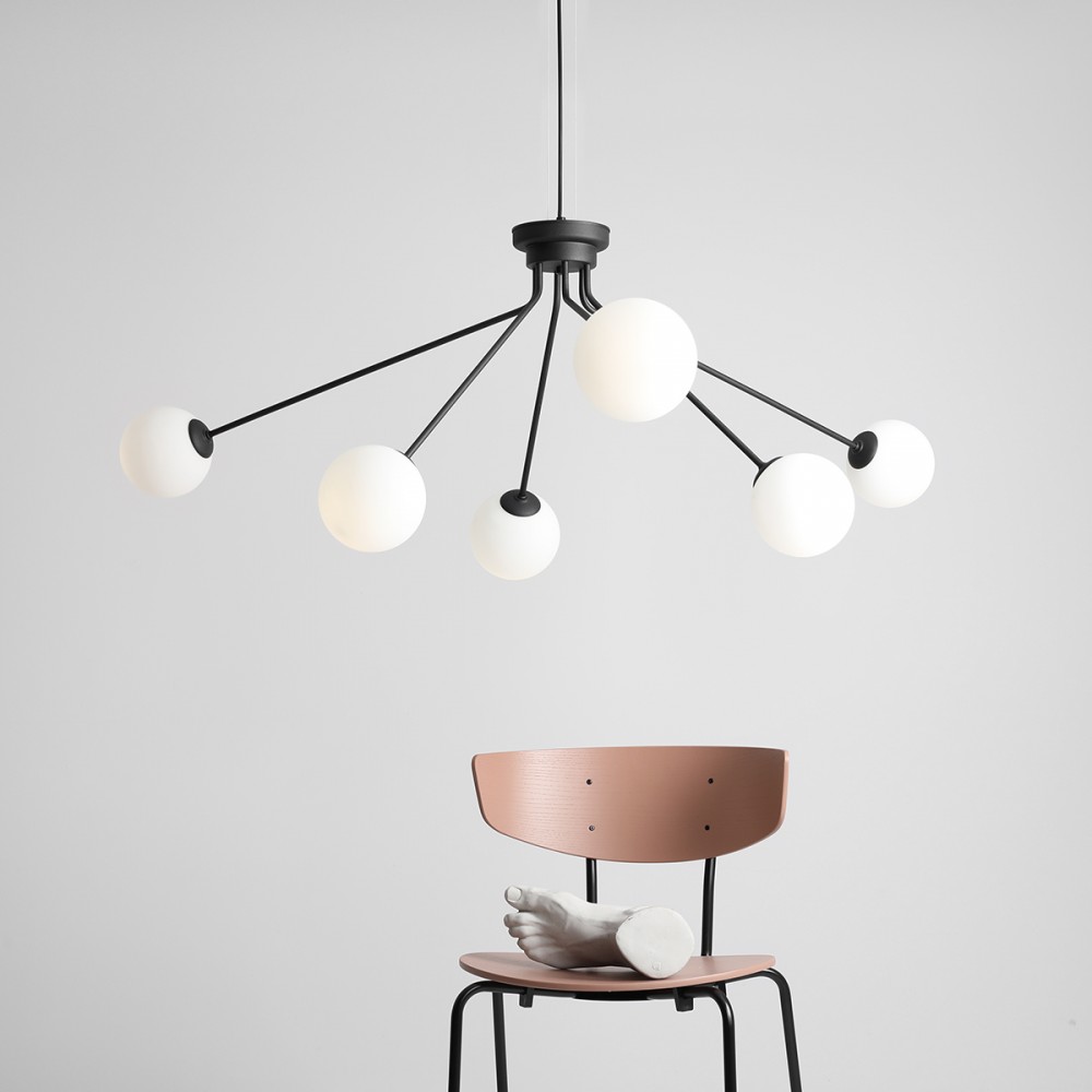 Arana Loftlampe Pendel   Sort Metal Og Seks Hvide Glaskupler
