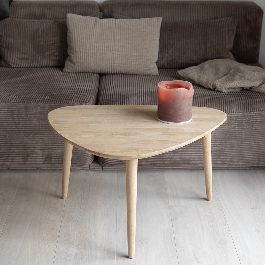 Ct 10 Sofabord Massiv Eg Med Organisk Trekantet Form Størrelsen 82 118 Cm Højde 40 Cm Hvid Olieret