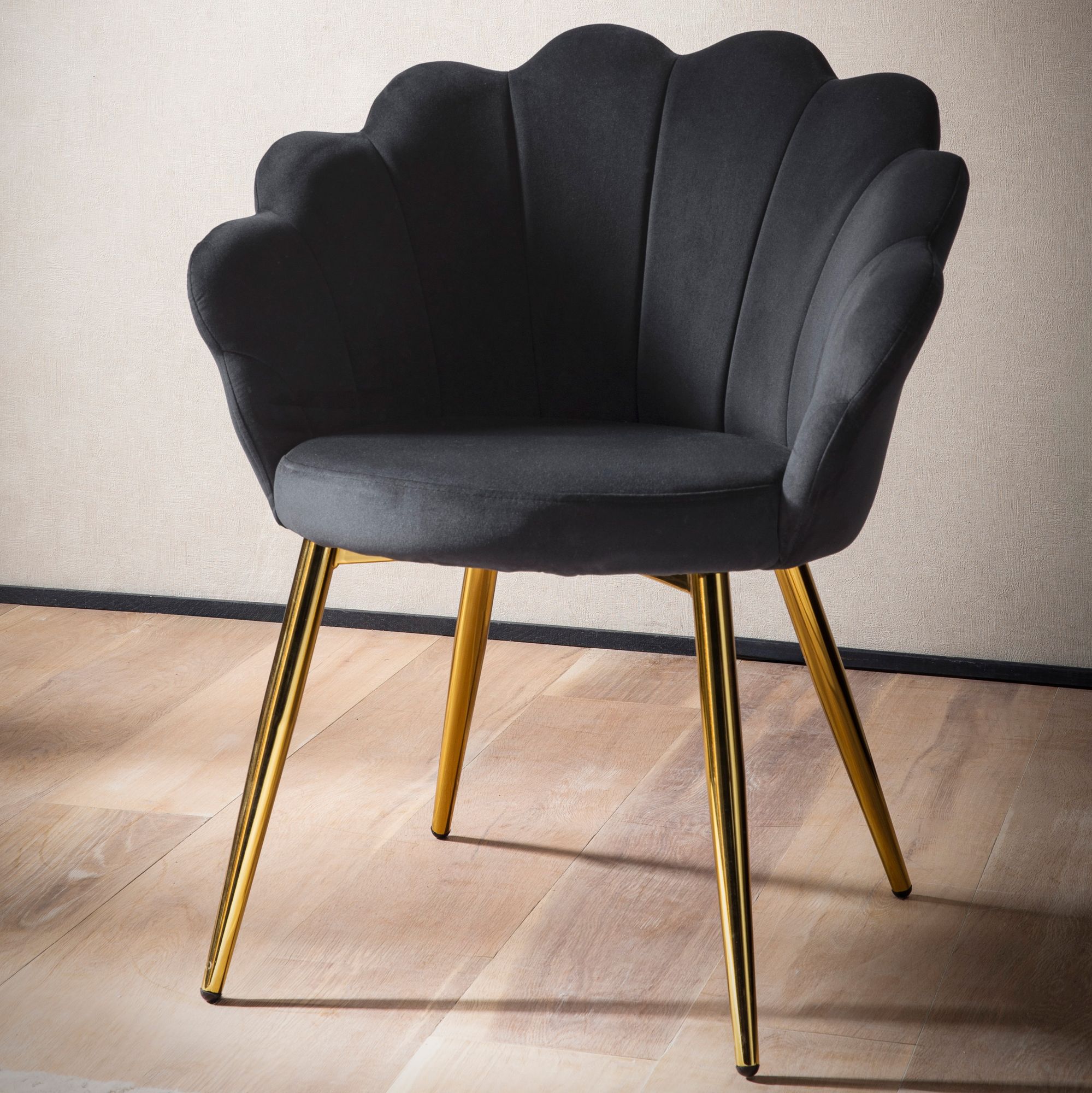 Elegant Polstret Stol Med Tulipanryg Sort Med Guldfarvede Ben