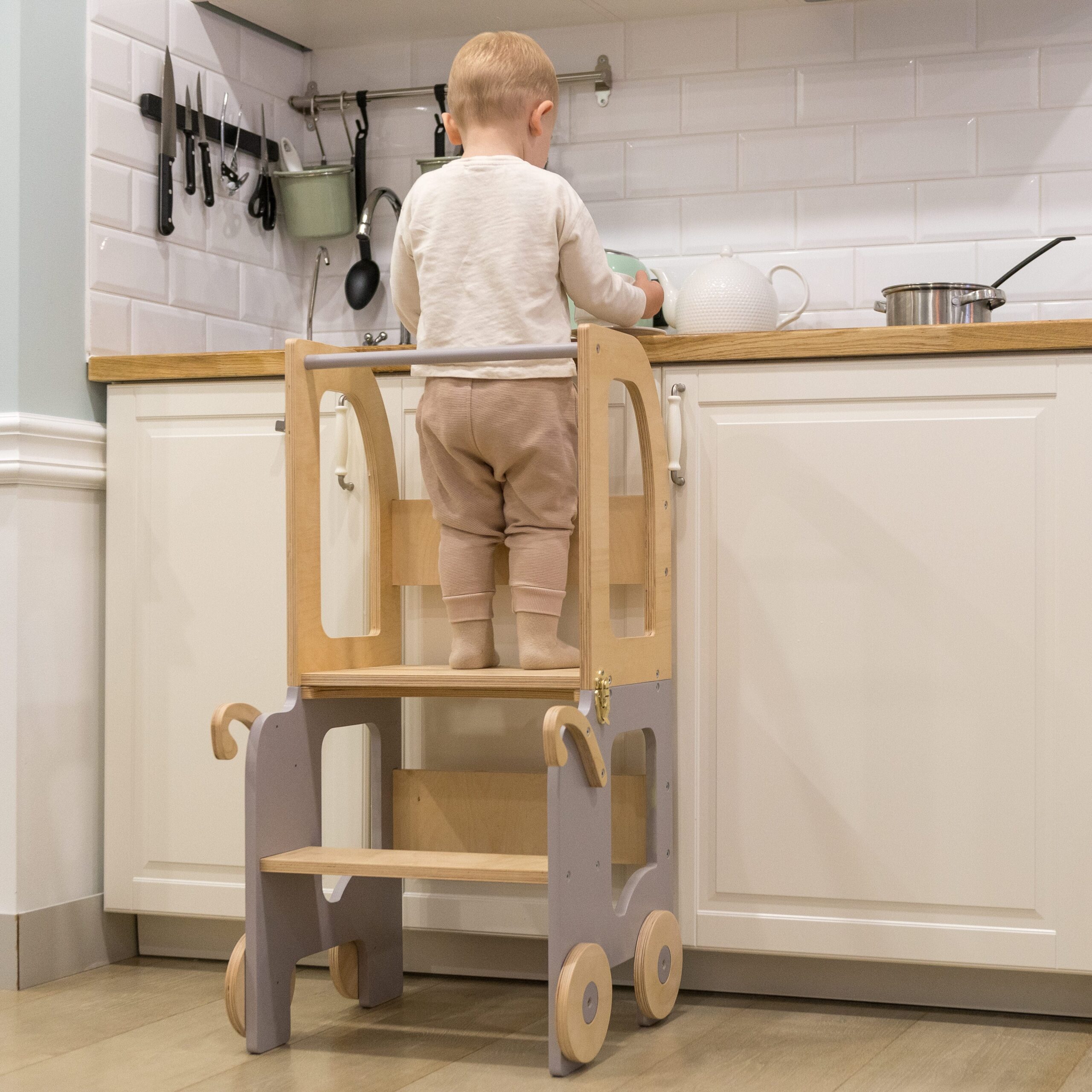 Montessori Køkkentrappe Til Barn Grå Og Naturfarvet