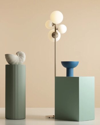 Dizzy Gulvlampe   Beigefarvet Metal Og Hvidt Glas