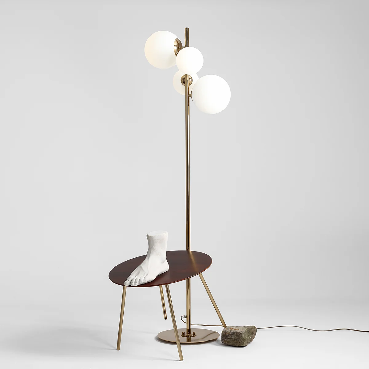 Dizzy Gulvlampe Guldfarvet Metal Og Hvidt Glas