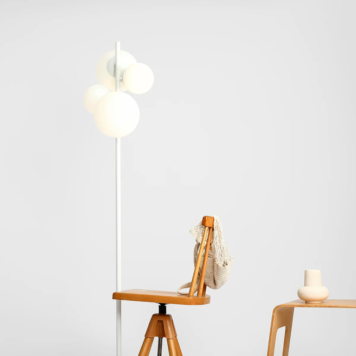 Dizzy Gulvlampe Hvid Metal Og Hvidt Glas