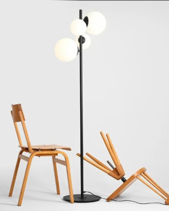 Dizzy Gulvlampe   Sort Metal Og Hvidt Glas