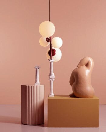Dizzy Loftlampe   Vinrød Metal Og Hvidt Glas