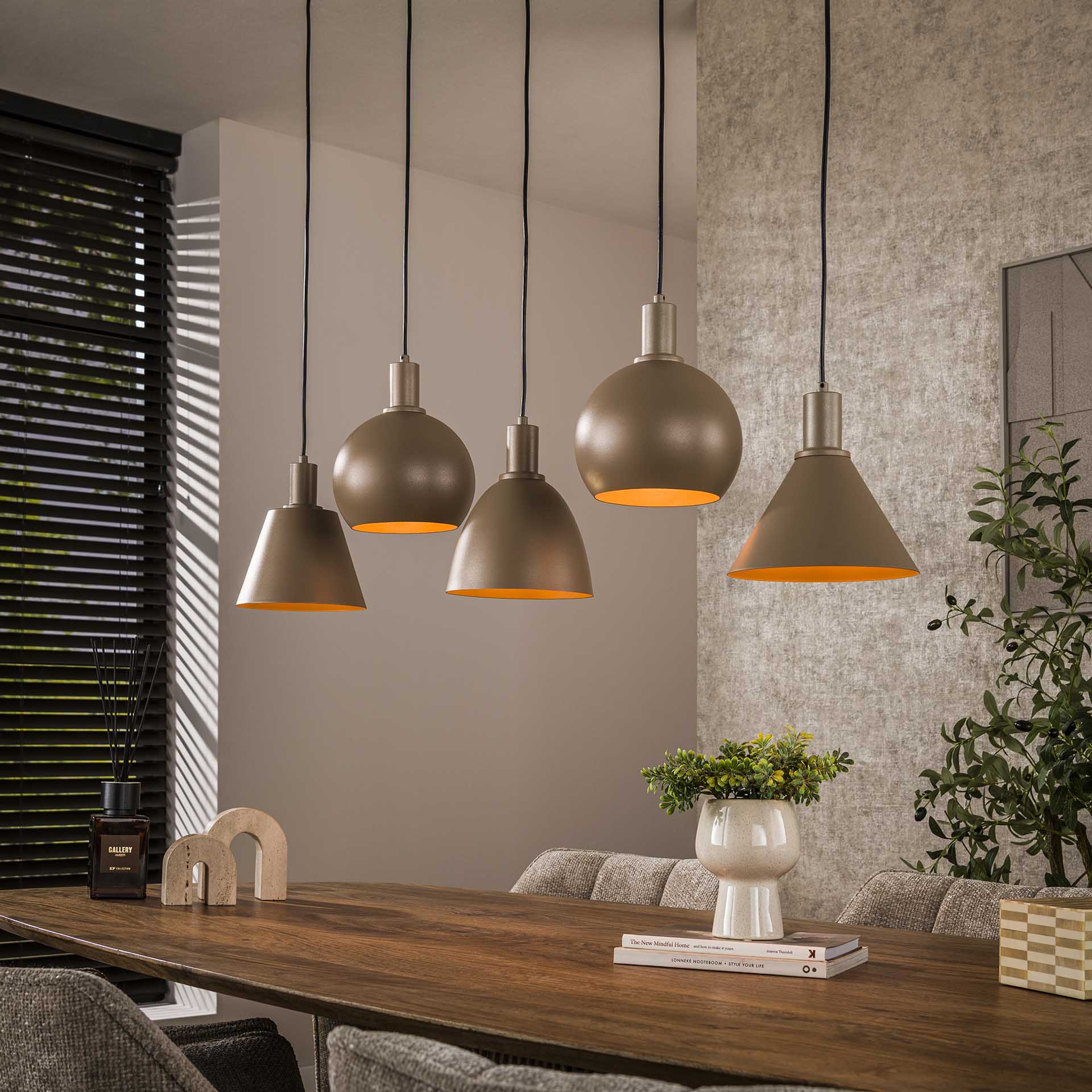Itica Loftlampe Med Fem Forskellig Formede Lampeskærme Beige Metal Levering Uden Pære