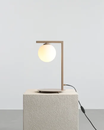 Moma Bordlampe   Beige Metal Og Hvidt Glas