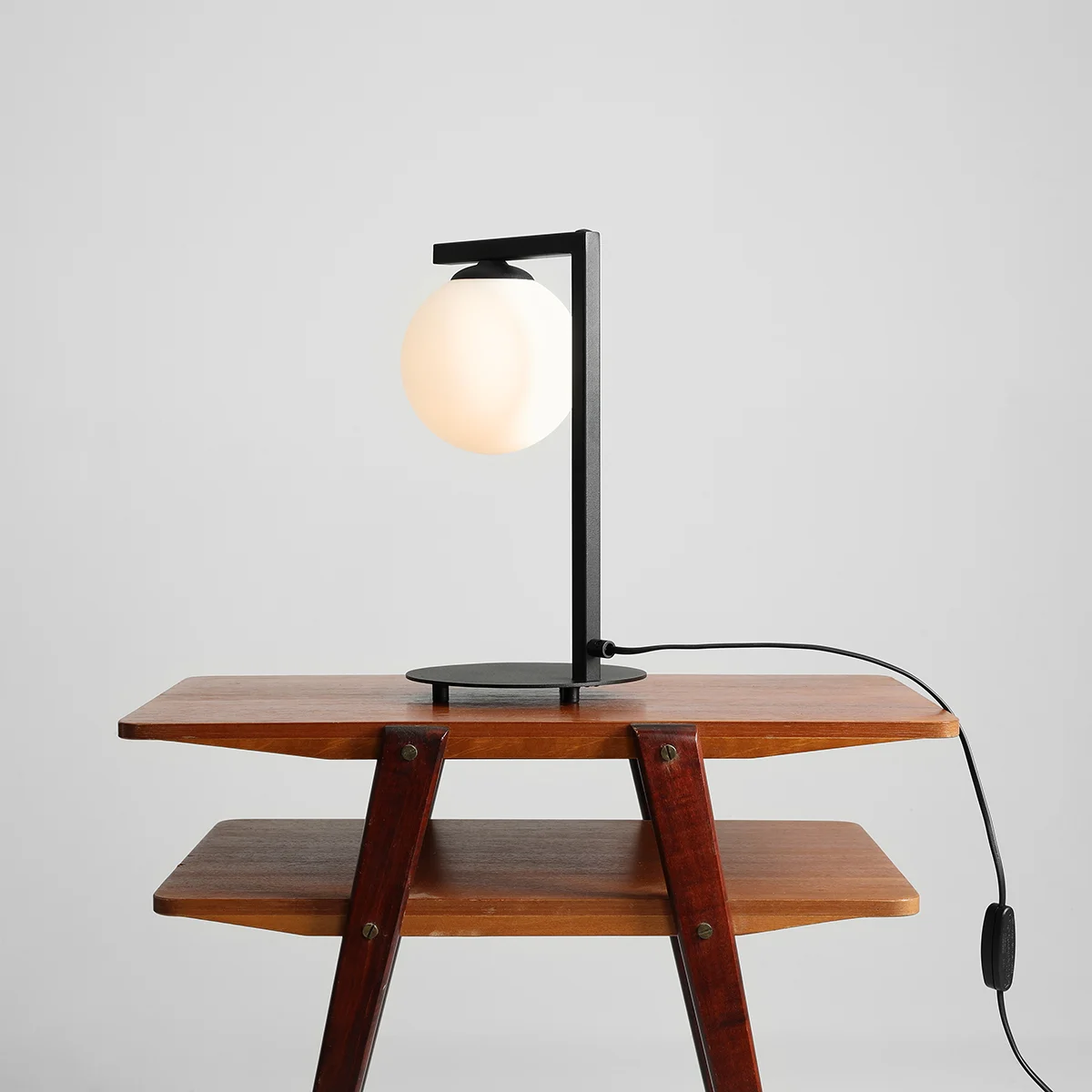 Moma Bordlampe   Sort Metal Og Hvidt Glas