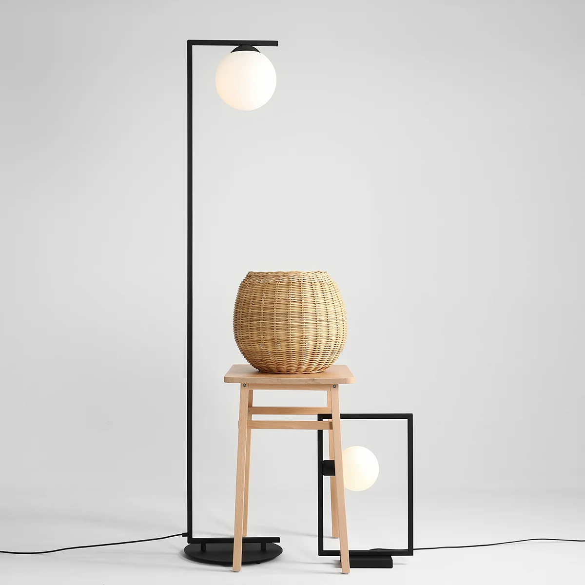 Moma Gulvlampe   Sort Metal Og Hvidt Glas