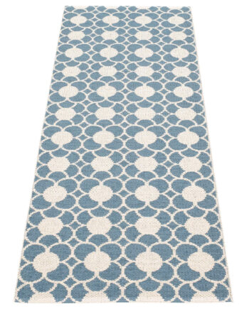 Pappelina Anya Gulvtæppe 200    70 Cm  River Blue Vanilla