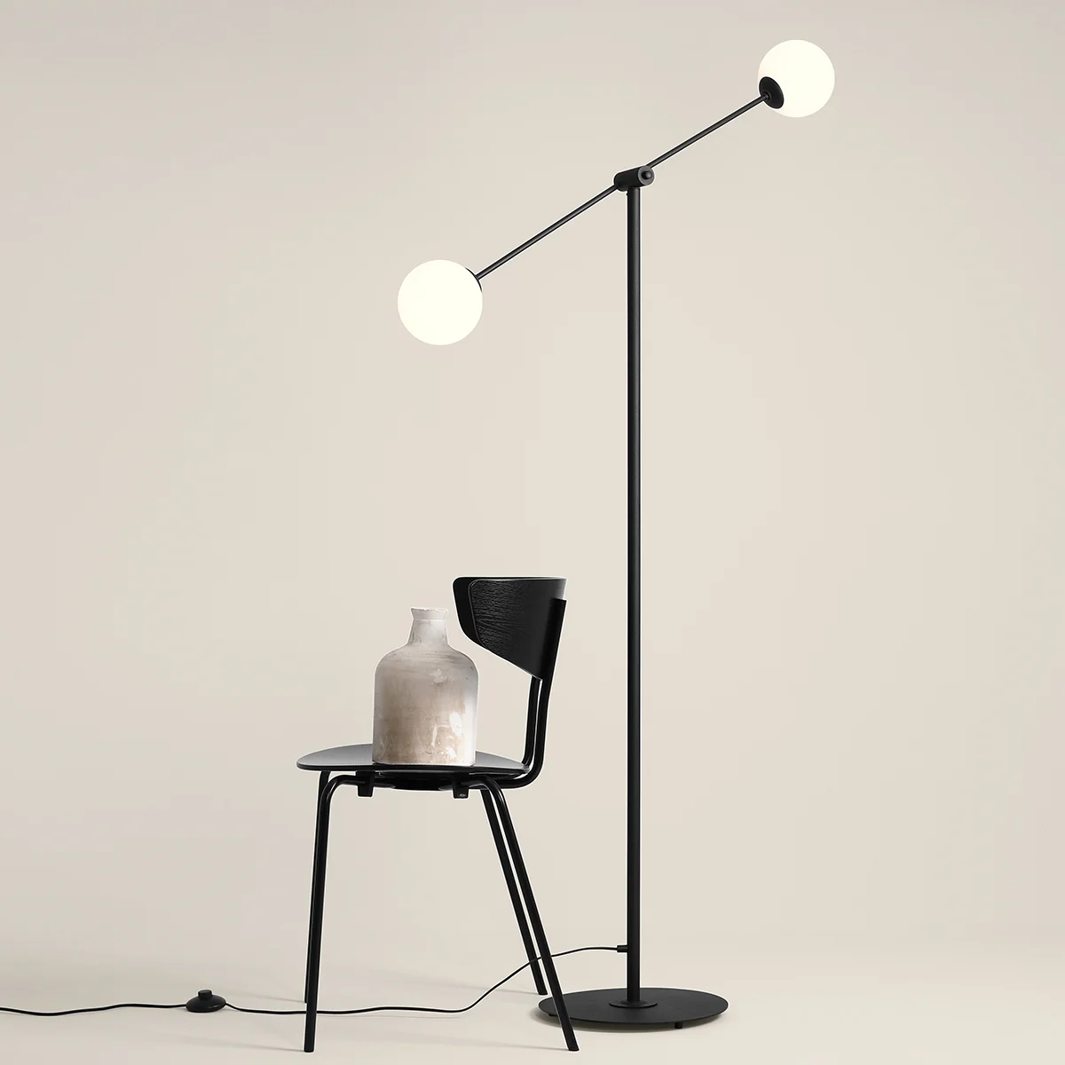 Point Gulvlampe   Sort Metal Og Hvidt Glas