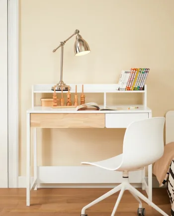 Stilfuldt Skrivebord   Skandi-stil Med Indbygget Monitorstativ   L100xb60xh95 Cm  Hvid