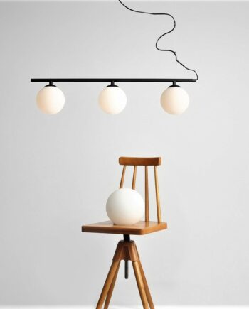 Tudor Loftlampe   Sort Metal Og Tre Hvide Glaskupler