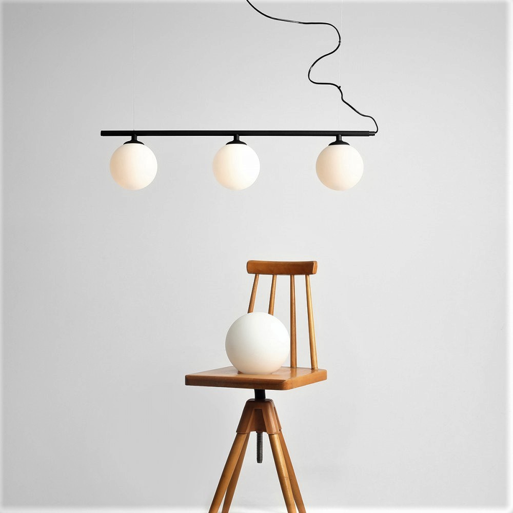 Tudor Loftlampe Sort Metal Og Tre Hvide Glaskupler