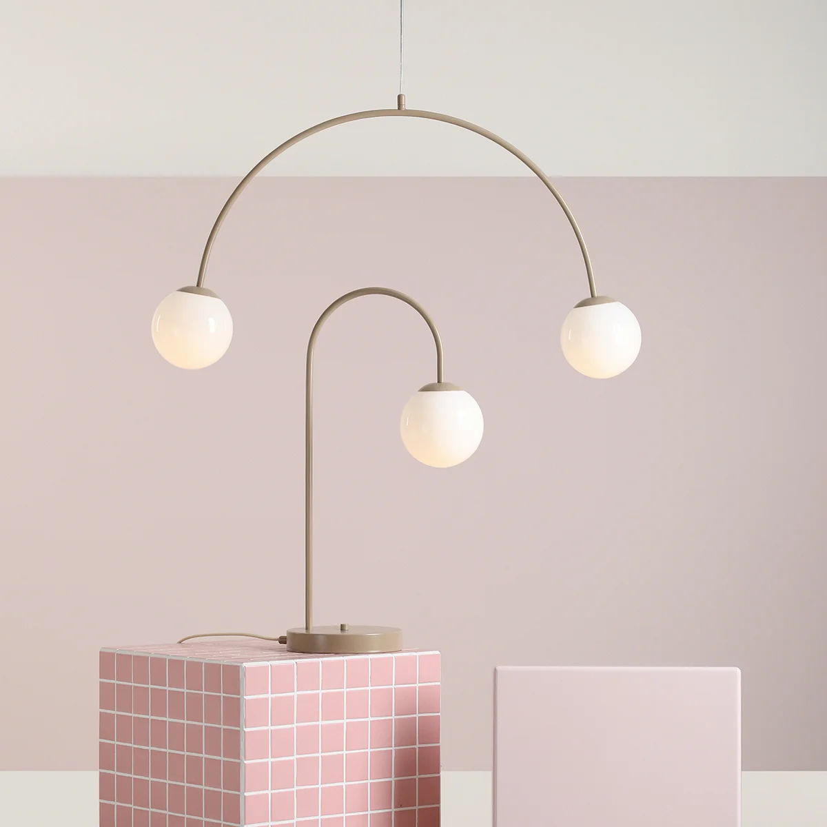Twiggy Loftlampe Beigefarvet Metal Og Hvide Glaskupler Bredde 84 Cm
