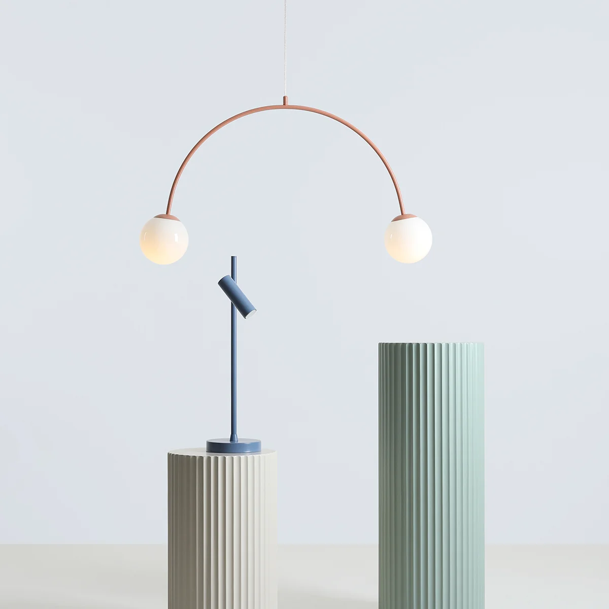 Twiggy Loftlampe Koral Farvet Metal Og Hvide Glaskupler Bredde 84 Cm