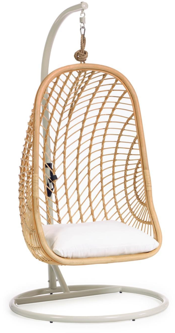 Udendørs Hængestol Kave Home Ekaterina Med Stativ Naturlig Rattan Og Pude Natur Hvid