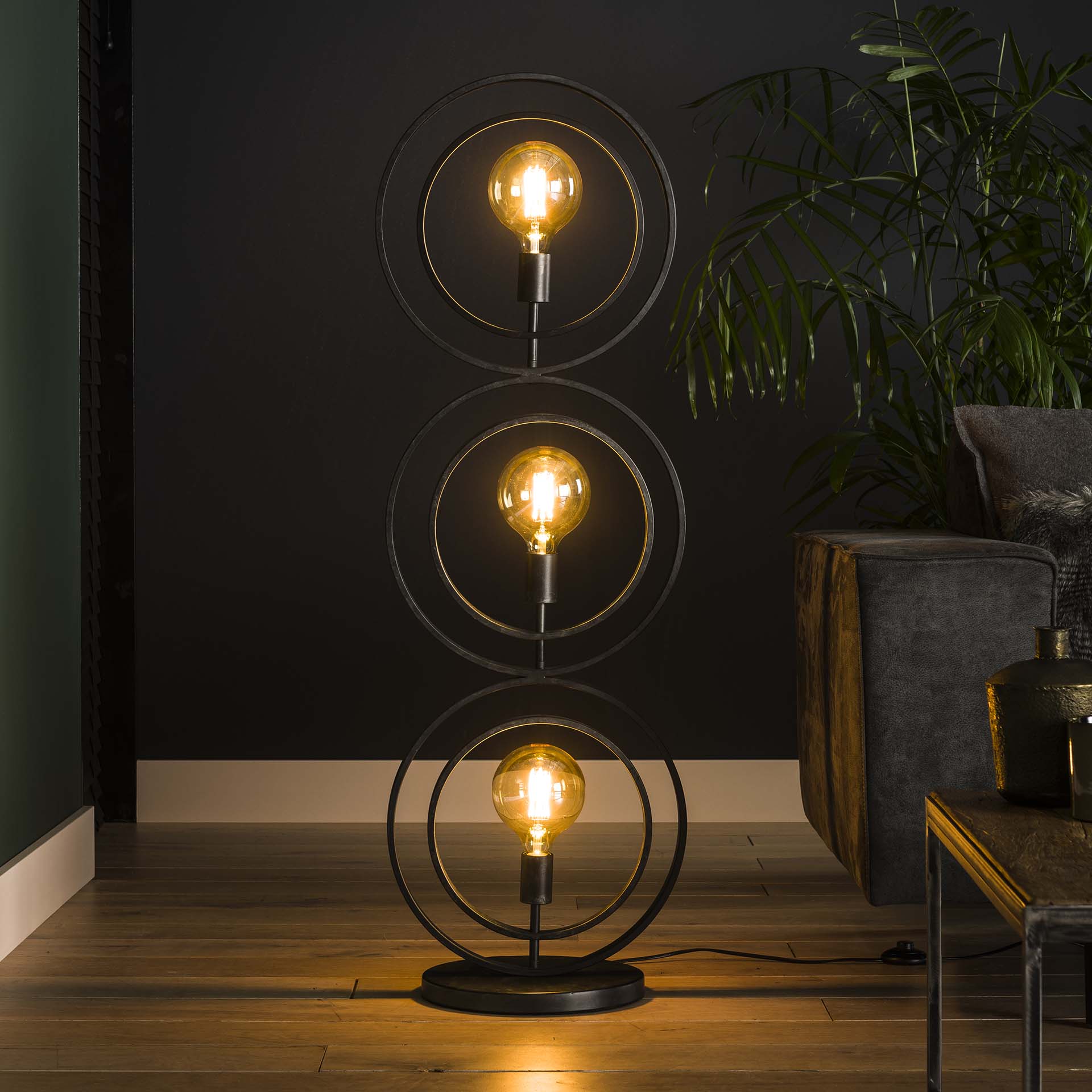 Frisky Gulvlampe   Patineret Metal  Højde 124 Cm  Levering Uden Pære