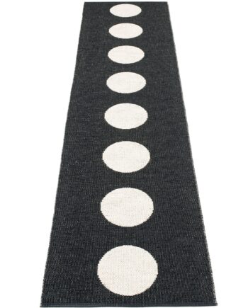 Pappelina Gulvtæppe Vera  70   300 Cm  Black Vanilla